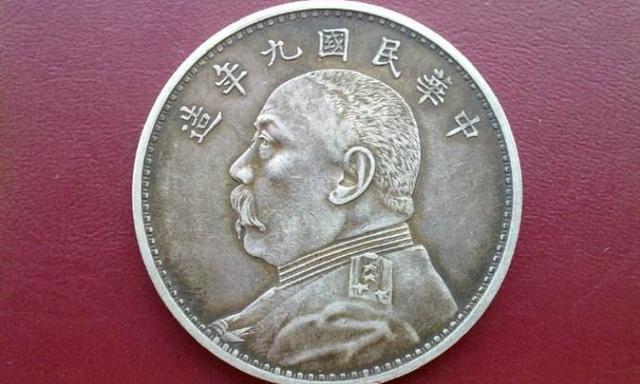 两男子偷卖绝户老人银元获刑，小巷深处的犯罪与特色小店揭秘